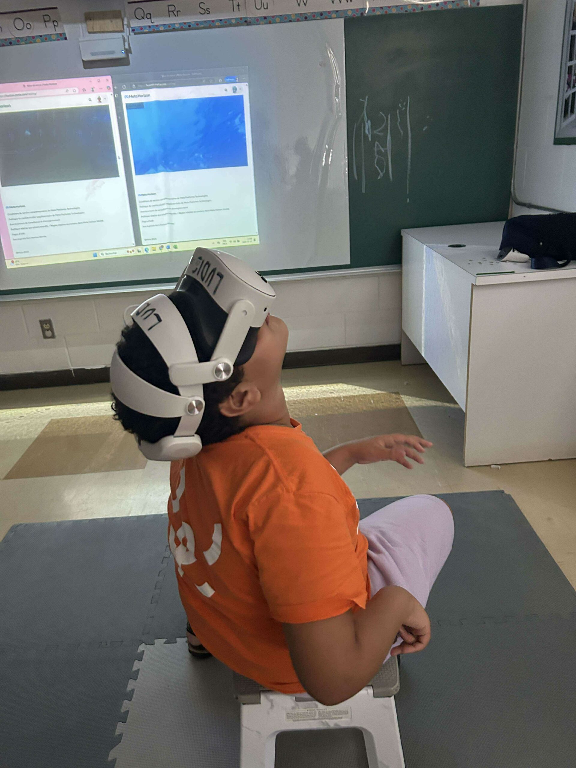 Jeune assis avec un casque VR sur le visage, regardant vers le haut, faisant l'expérience de la réalité virtuelle. 