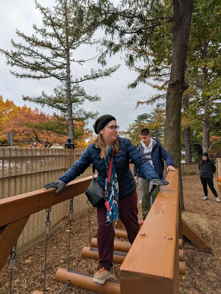 Jeunes heureux marchant sur des poutres de bois d'un module, durant l'automne.