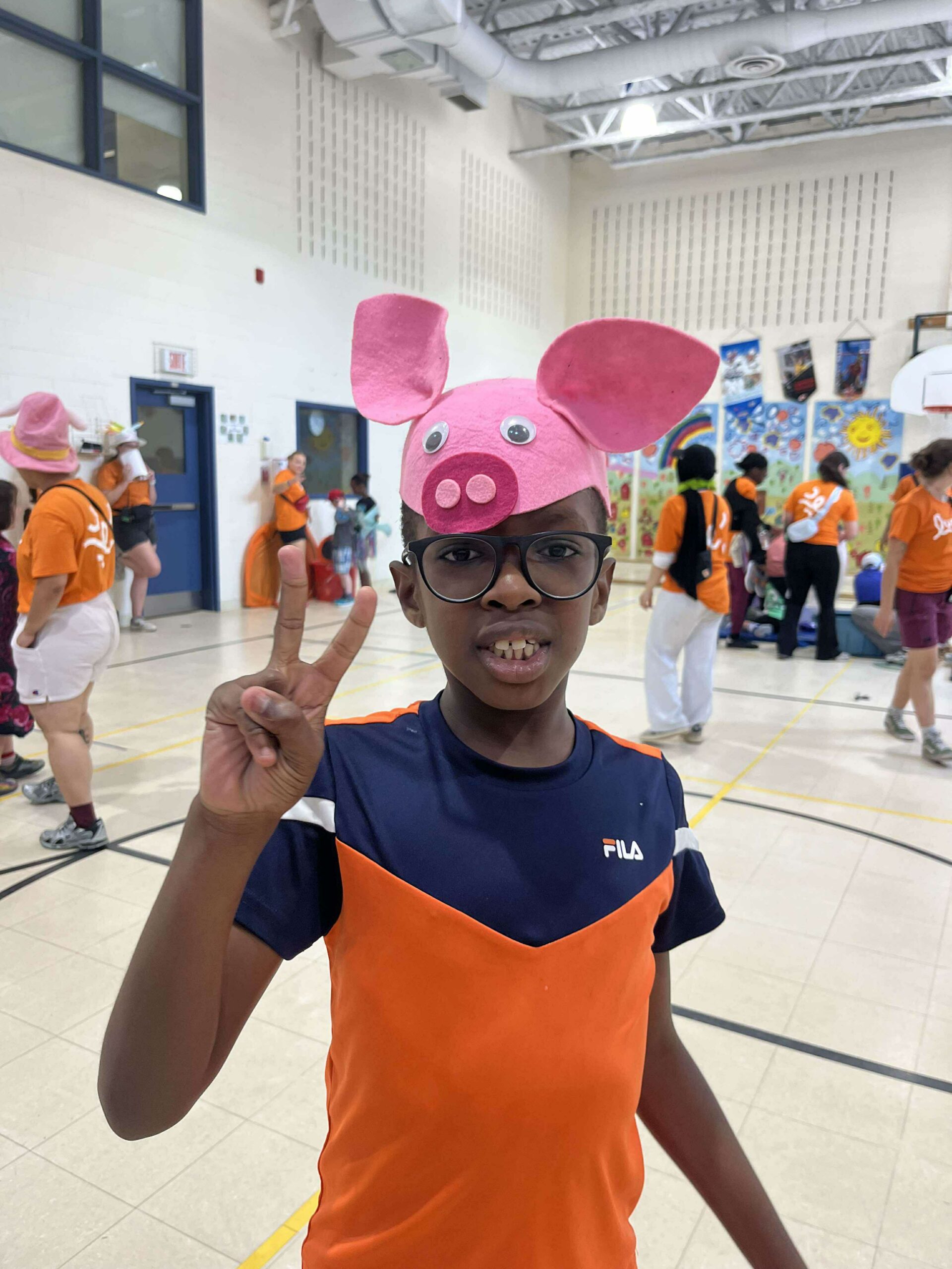 Jeune garçon qui s'amuse à se déguiser, avec un chapeau de cochon.