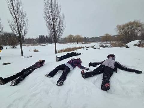 Jeunes faisant l'étoile dans la neige.