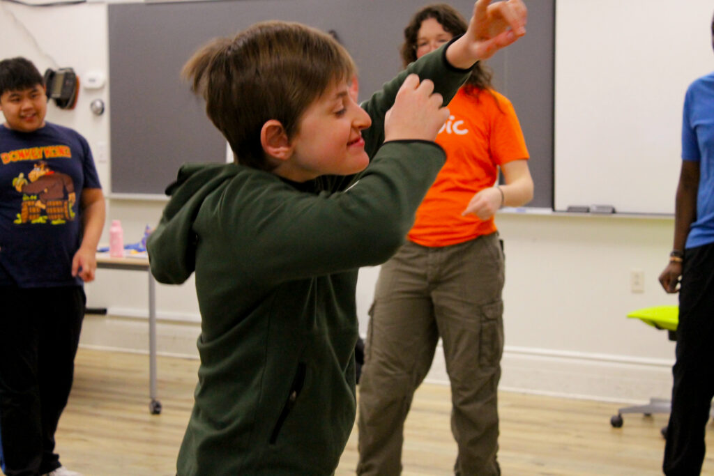 Jeune emballé par la musique, dansant lors de son cours de danse.