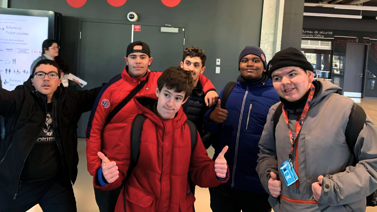 Groupes de jeunes heureux, faisant des signes de pouces dans les air.